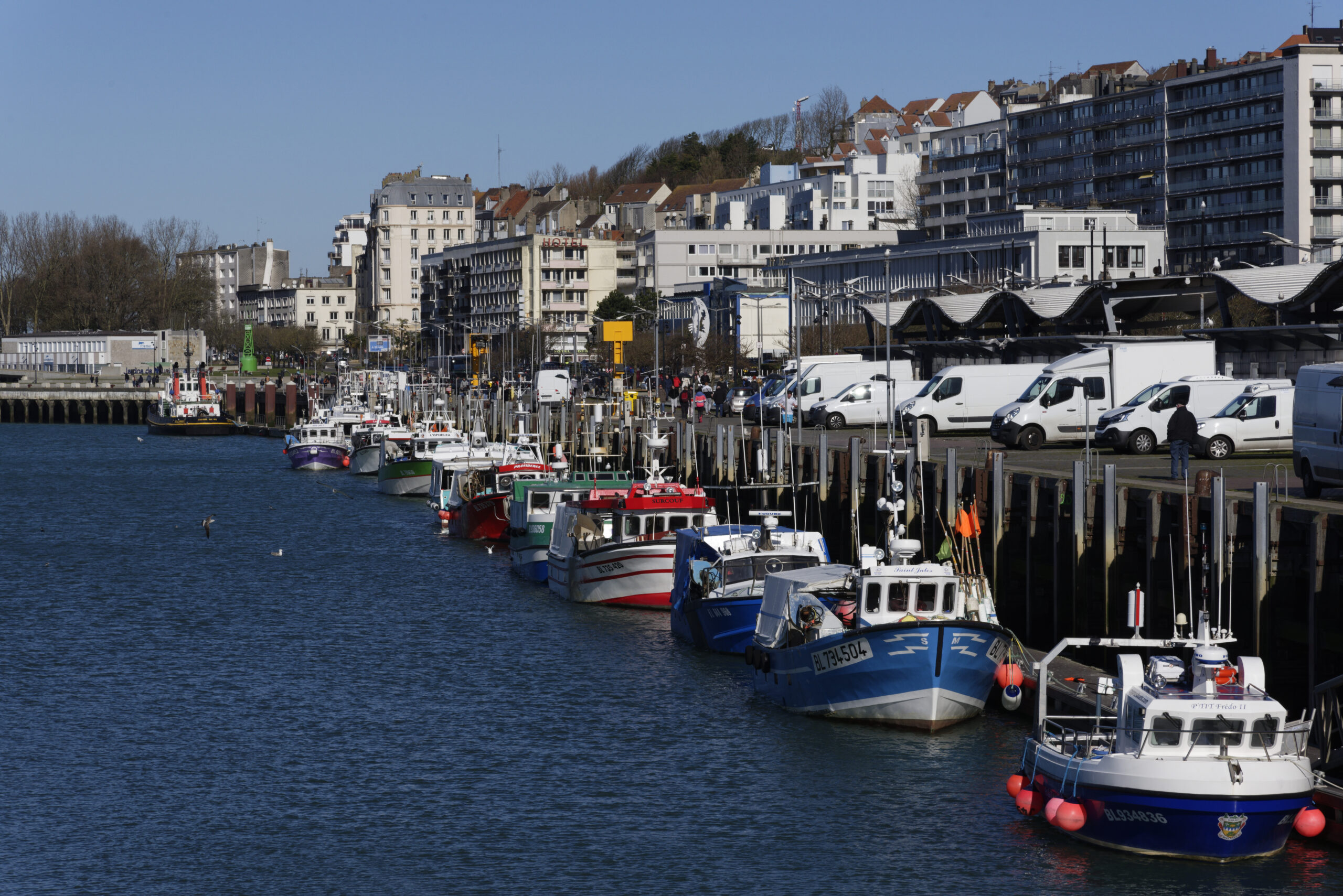 Boulogne: Les petits fileyeurs dans l'avant-port
