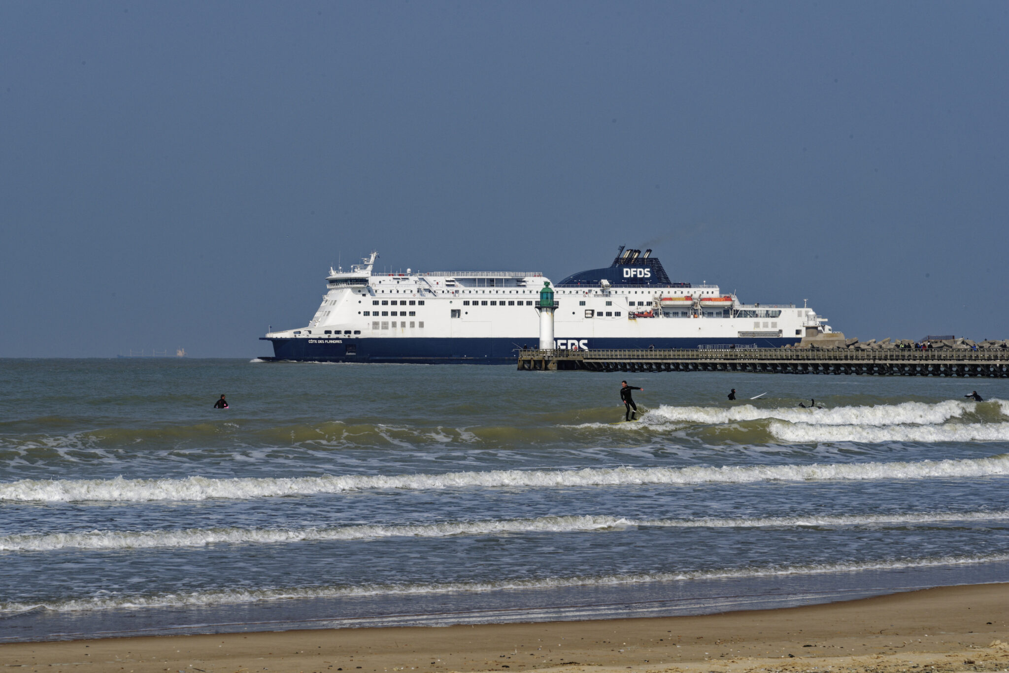 Calais : Ferry en sortie et surfeurs