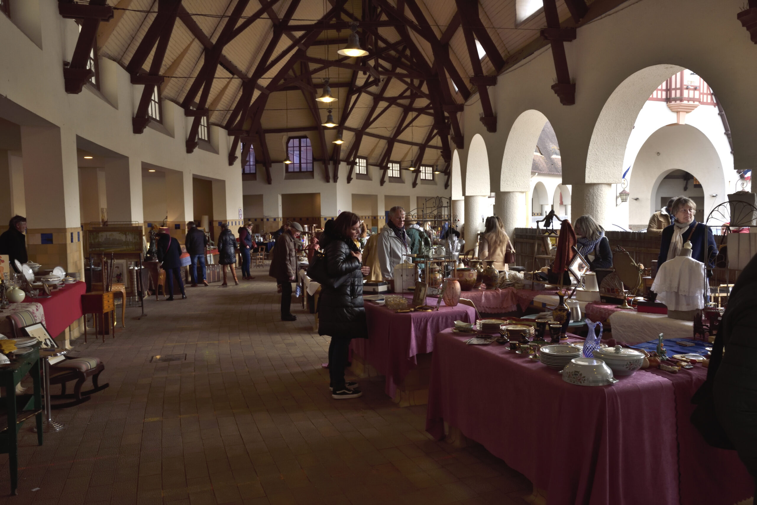 Brocante au marché couvert