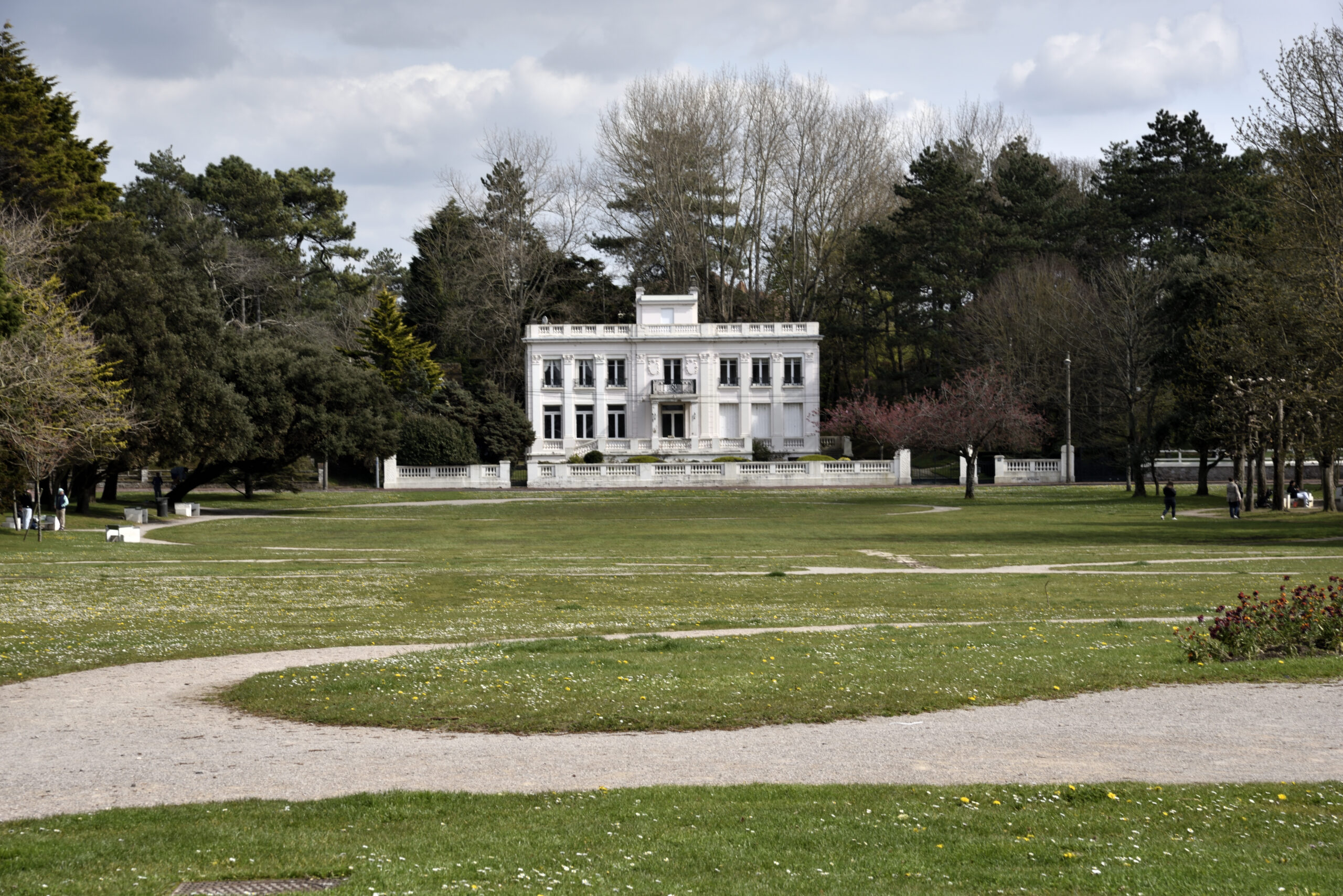 Villa remarquable face au jardin d'Ypres