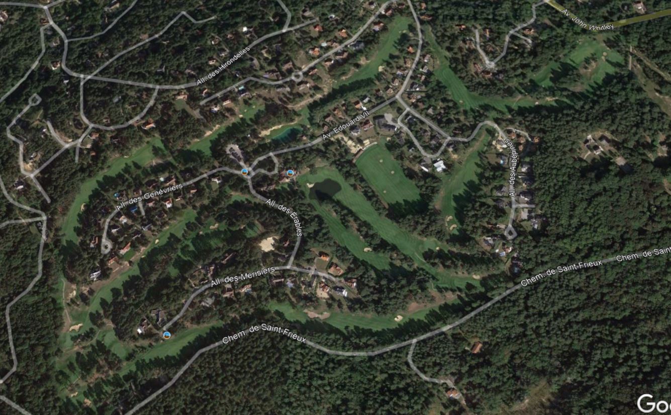 La circulation dans la pinède s'organise autour des golfs ainsi qu'en témoigne cette image satellite