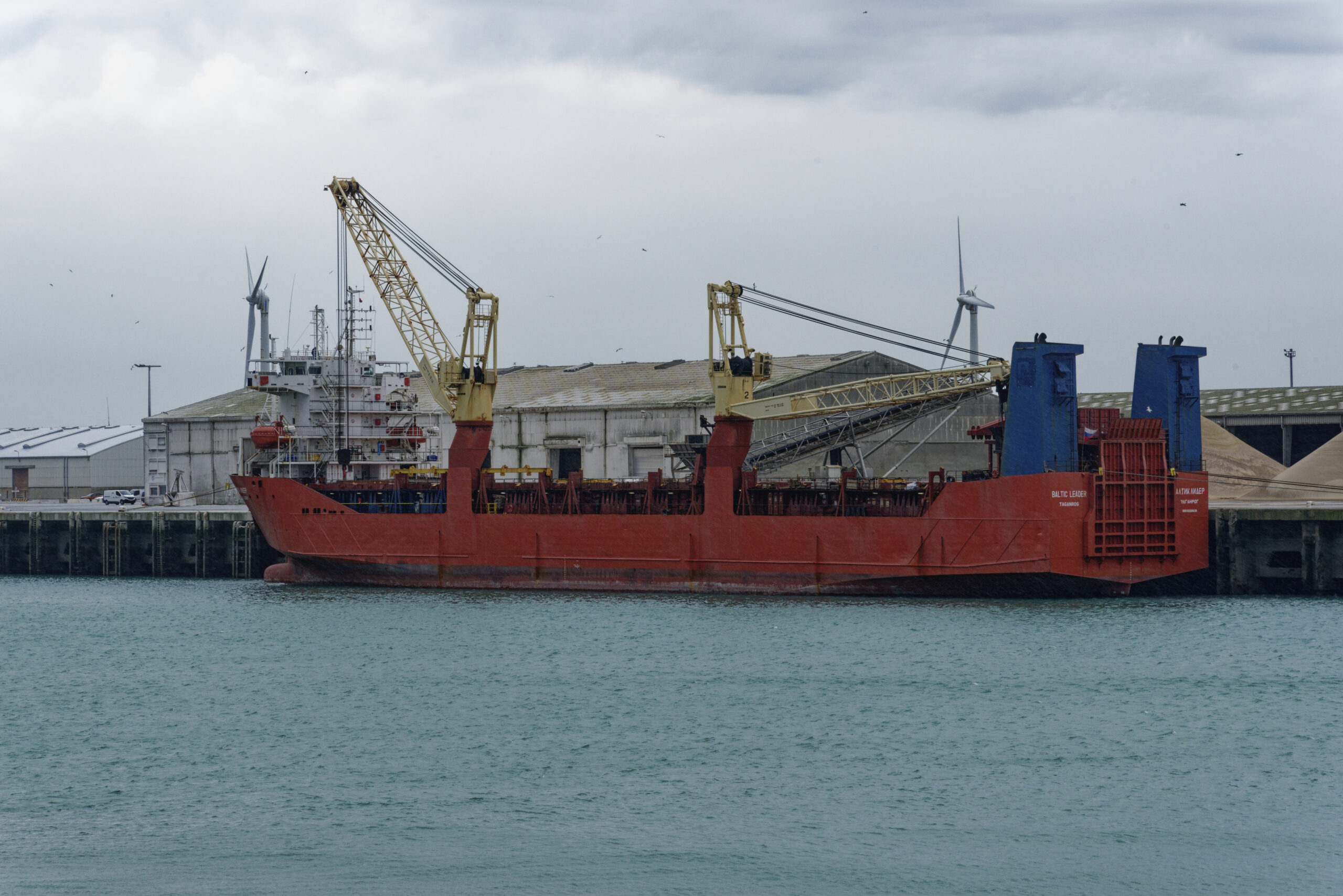 Le port de commerce : Le navire RUSSE consigné en sanction de la guerre en UKRAINE
